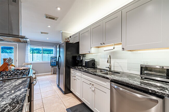 Building Photo - 5611 Winding Way Dr