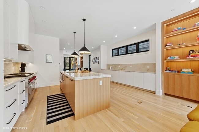 Building Photo - 1844 N Maud Ave