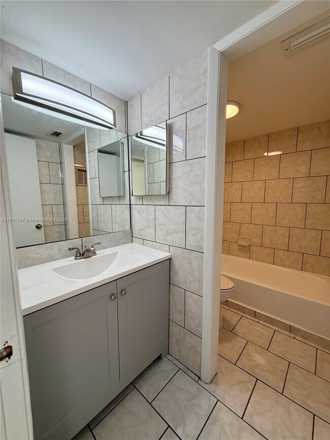 Building Photo - 1303 S Liberty Ave