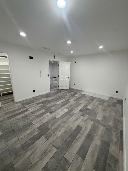 Building Photo - 2207 S Burnside Ave