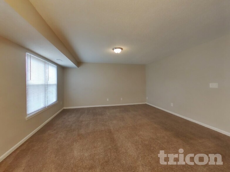 Building Photo - 2195 Lakecrest Dr