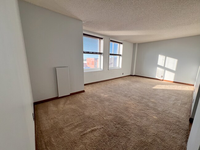 Building Photo - 123 N Locust St