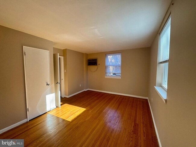 Building Photo - 200 W Evergreen Ave