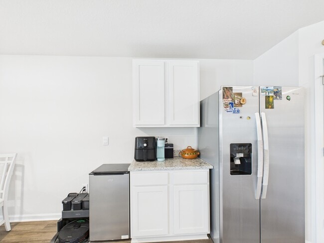 Building Photo - 8775 Clearbrook Dr