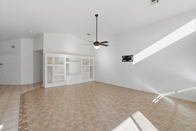 Building Photo - Four beds! Gilbert Location!