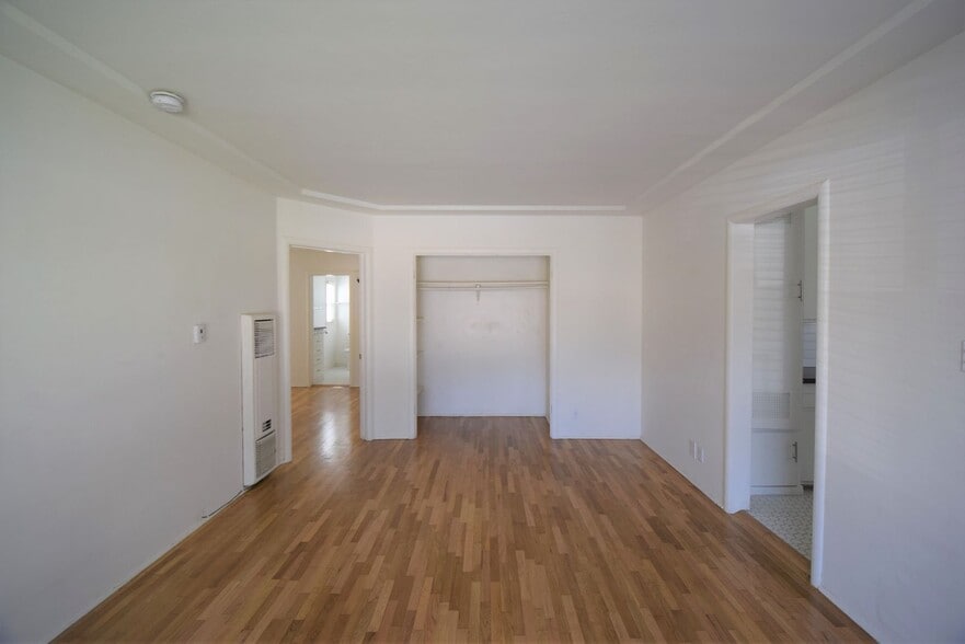 Building Photo - 4751 Kraft Ave