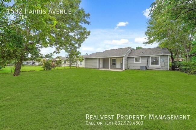 Building Photo - Freshly Remodeled 4-Bedroom, 2-Bathroom Ho...