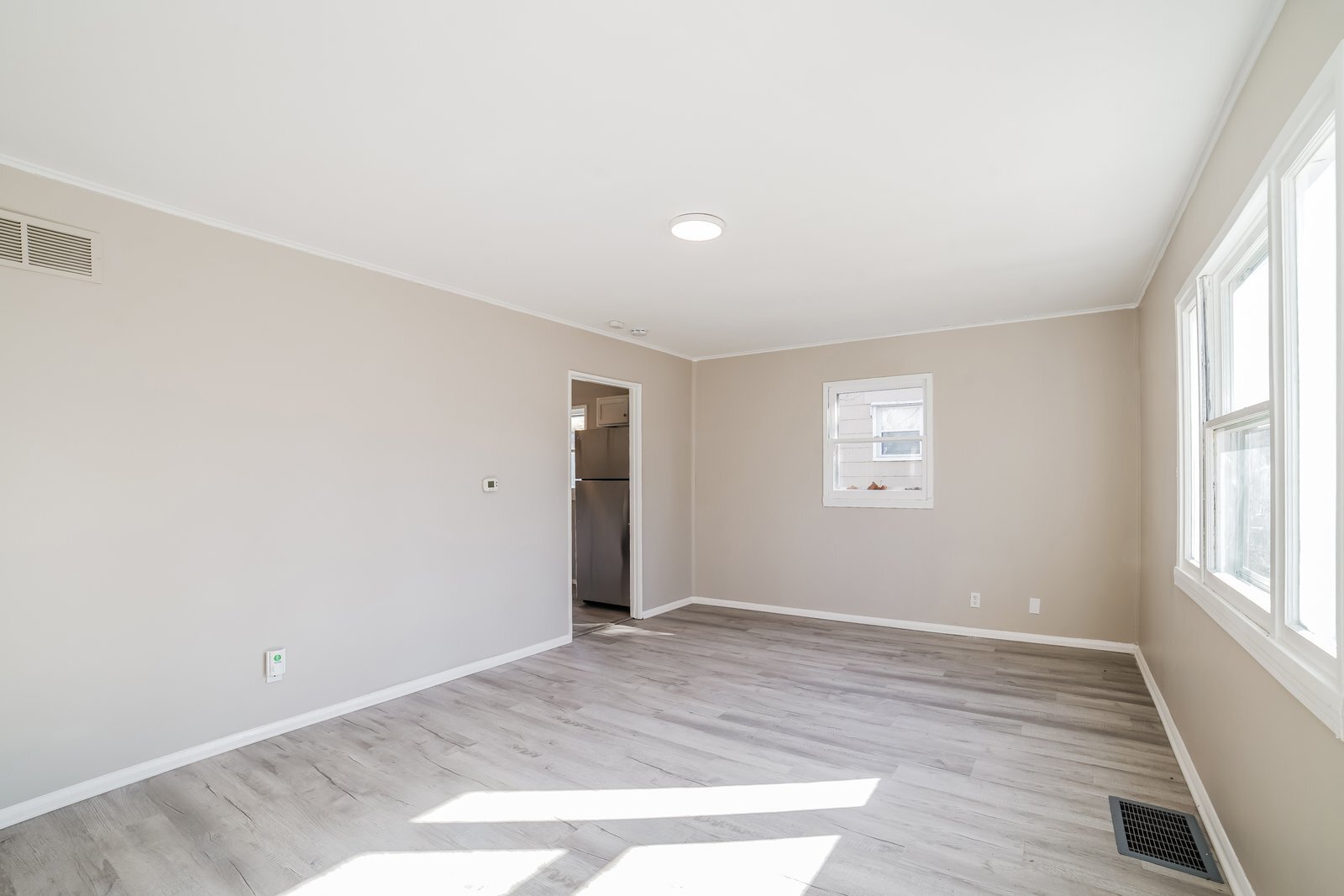 Building Photo - 823 W Bartlett Ct