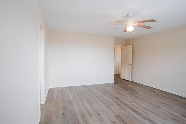 Building Photo - 4001 Barlow Dr