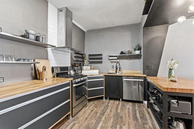 Building Photo - 343 8th St NE