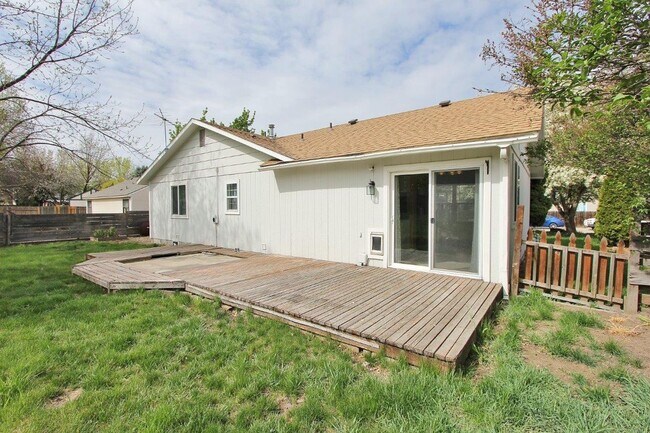 Building Photo - Clean & Move-In Ready Single-Level Home