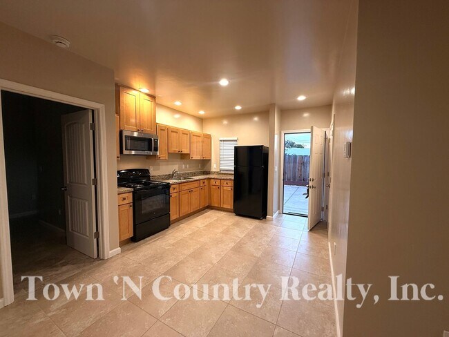 Building Photo - 613 Archer St