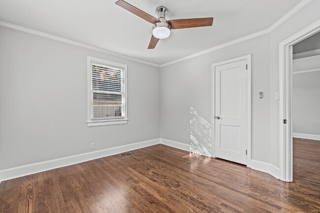 Building Photo - "2-Bed Bungalow with Granite Touches & Gleaming Hardwoods in Durham!"