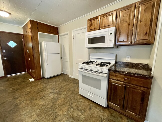 Building Photo - 5815 Forest Ave