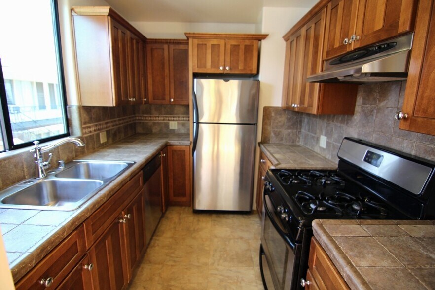 Building Photo - 600 N Sweetzer Ave