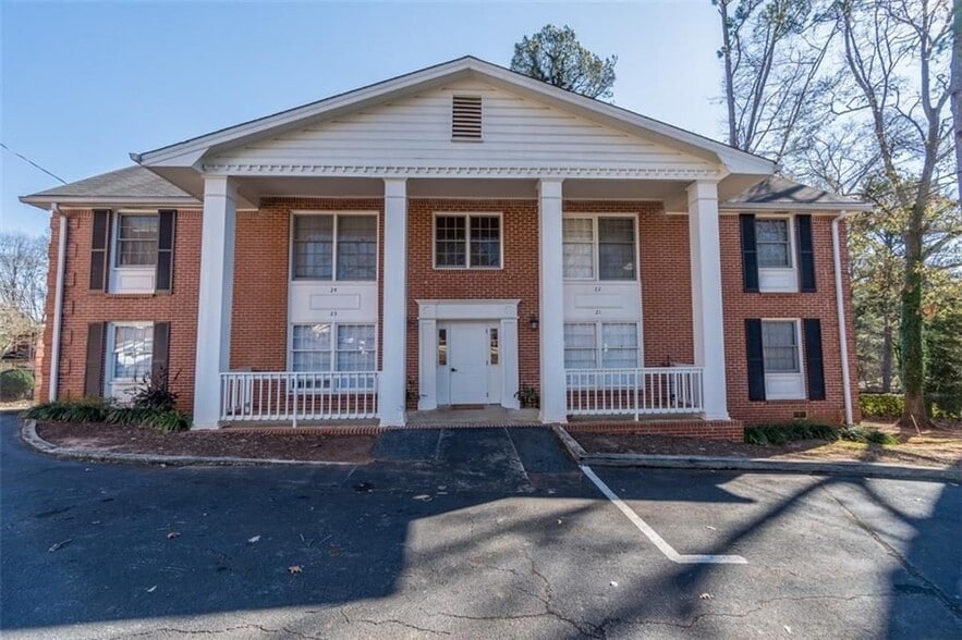 Front - 135 E Hill St