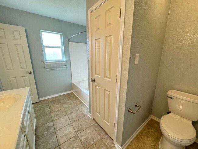 Building Photo - 408 Viola Dr