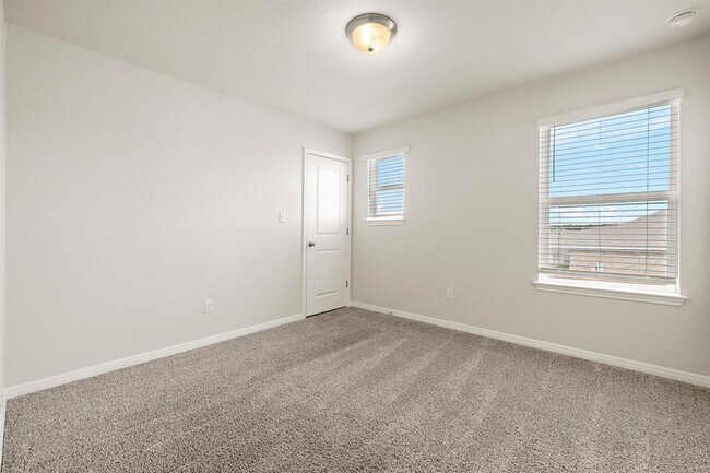 Building Photo - 120 Longmount Cv