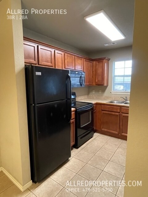 Building Photo - 1712 N Chestnut Ave