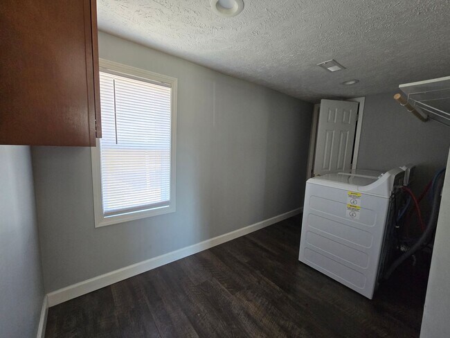 Building Photo - 2 bed 1 bath!