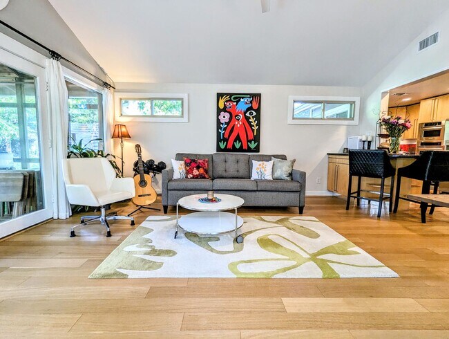 Building Photo - Remodeled Home Next To Zilker Park - 3 BR / 2 BA