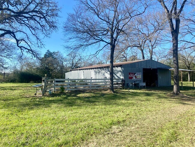 Building Photo - Beautiful 3/2 Farmhouse on Acreage