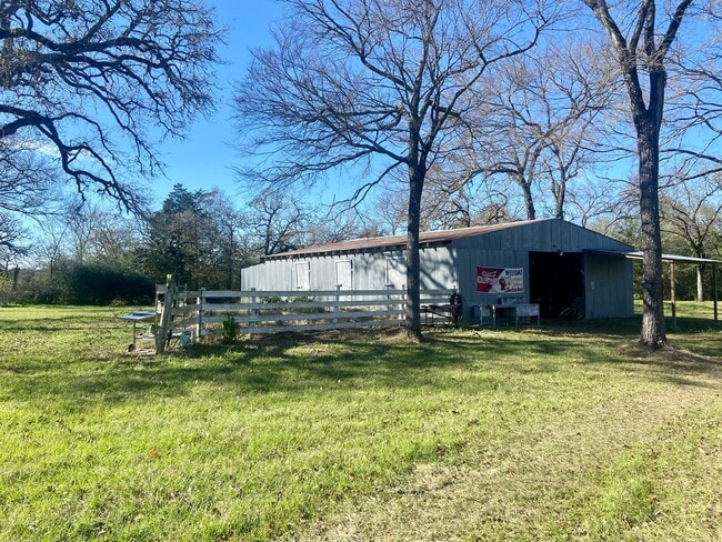 Building Photo - Beautiful 3/2 Farmhouse on Acreage with Ho...