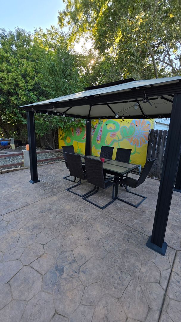 Building Photo - SHORT OR LONG TERM FURNISHED East Sac home...