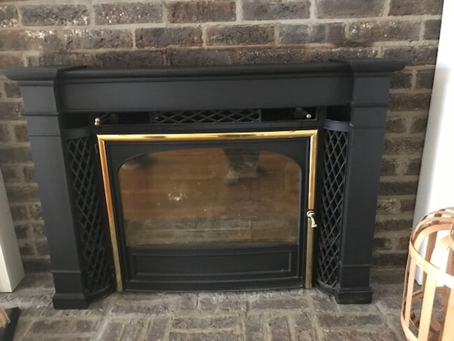 Building Photo - 4 BR 2/2 BA Large Fenced in Back Yard! Chef's Kitchen! Upstairs Bonus Room! 2 Car Garage