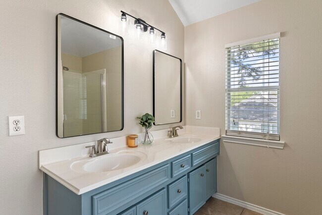 Building Photo - 2419 Colonial Springs Ln