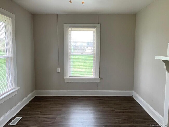 Building Photo - 808 NC-161