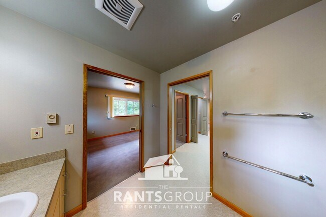 Building Photo - Beautiful Unit on West Bay Drive!