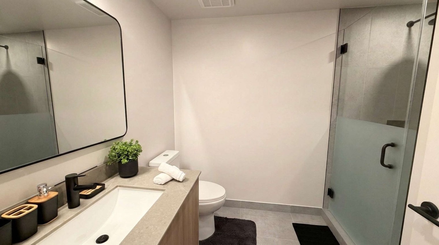 Building Photo - 121 NE 5th St