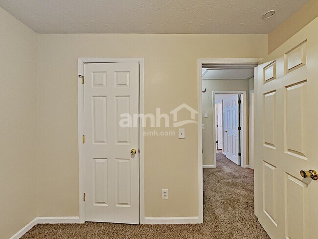 Building Photo - 2646 Lake Park Bnd