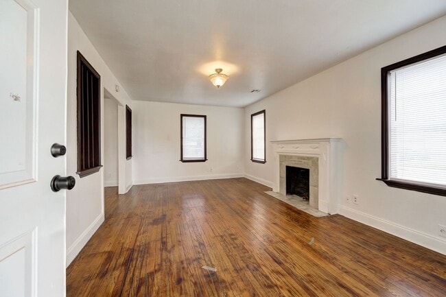 Building Photo - Cozy 2BD/1BTH Home Move In Ready Minutes f...