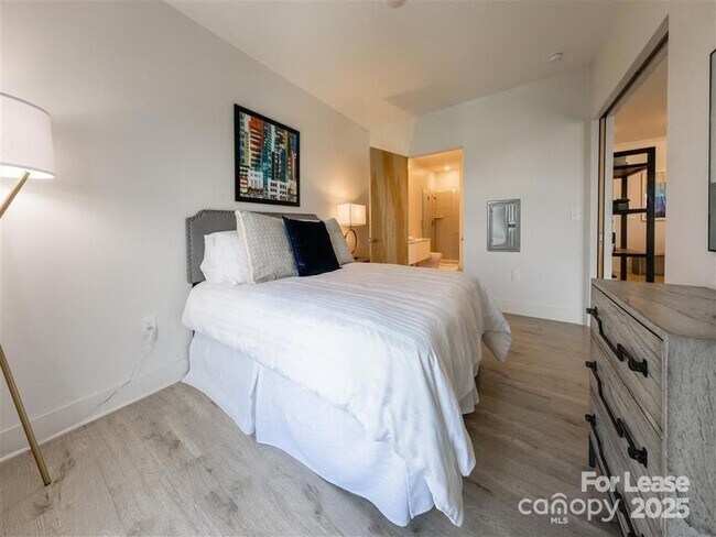 Building Photo - 1824 N Brevard St