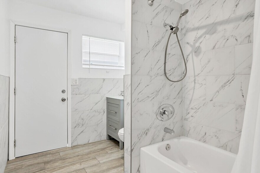 Building Photo - 1598 NE 38th St