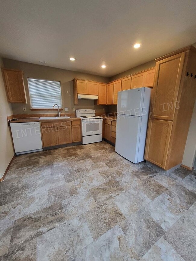 Building Photo - 3bd 2 ba Townhouse w/Washer/Dryer in Unit, Yard and Garage!