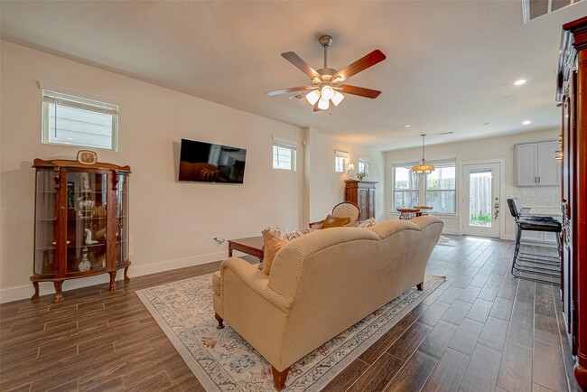 Building Photo - 1726 Summerlyn Ter Dr