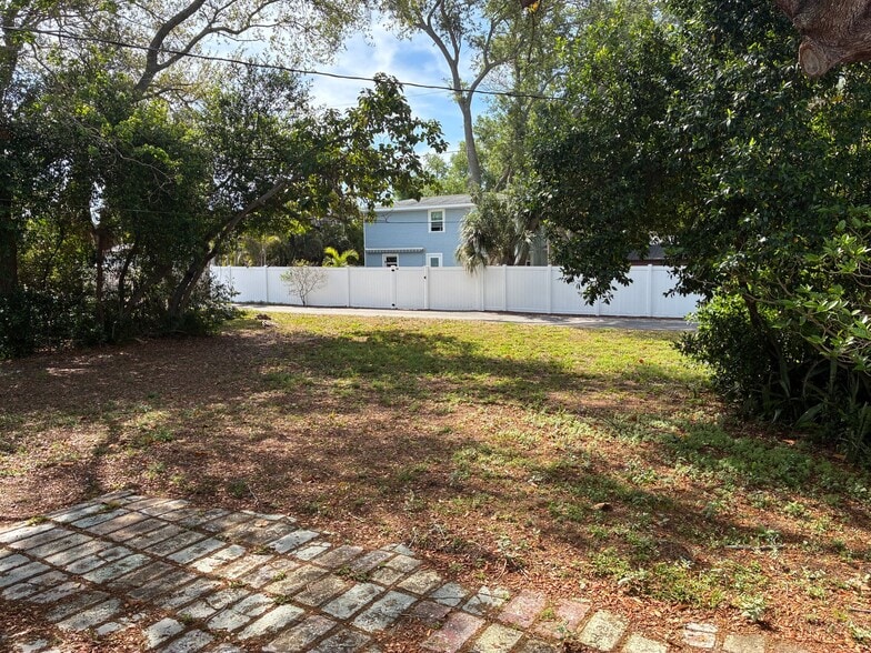 Building Photo - 423 Wildwood Way