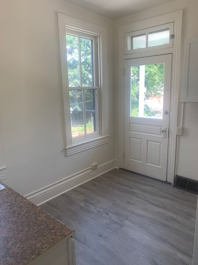 Building Photo - 3 Bedroom 2nd/3rd Floor Apartment York City SD