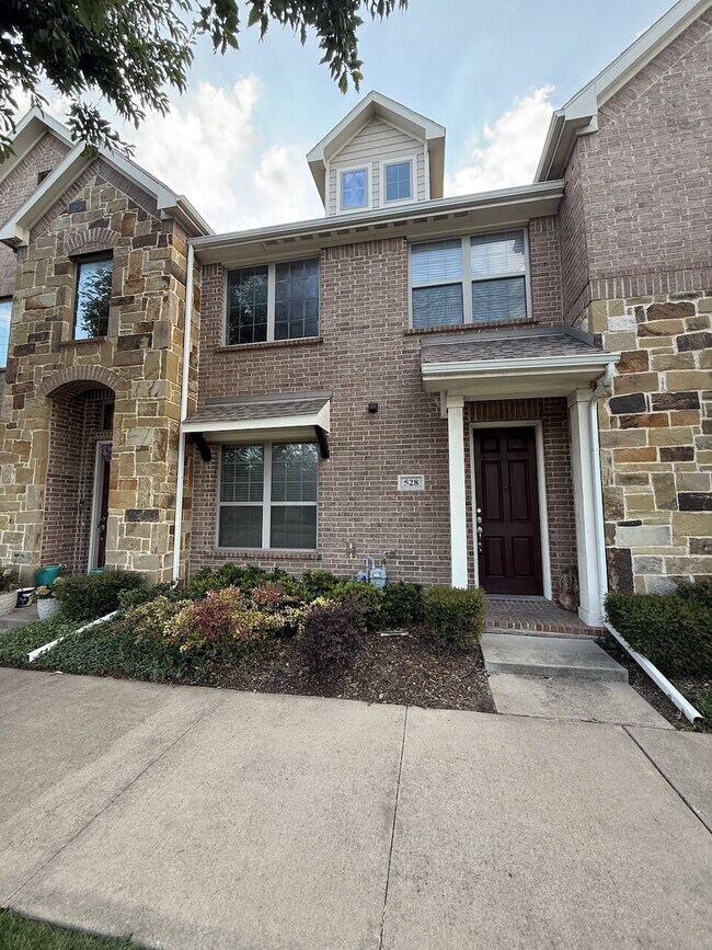 Building Photo - Come see this Townhome in such a great area.