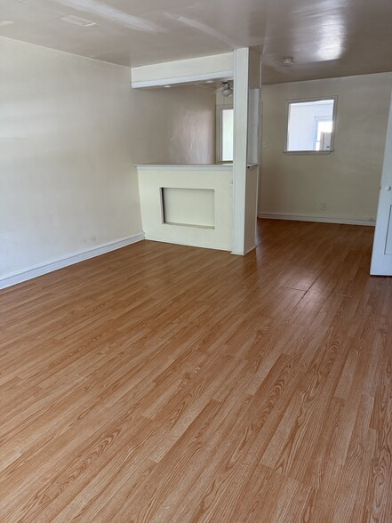 Living Room - 1338 E Mount Pleasant Ave