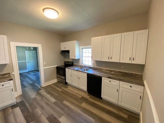 Building Photo - Recently updated 3 bed 2 bath - Move In Re...