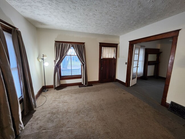 Building Photo - Great 2 Bedroom House in Moline