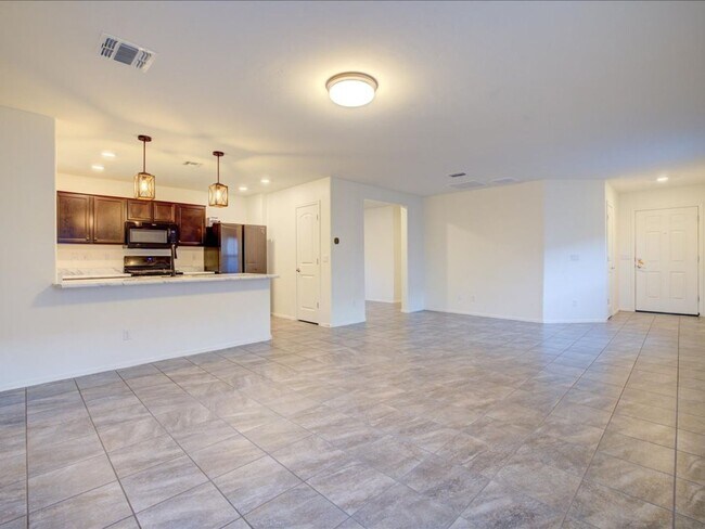 Building Photo - 3 Bedroom 2 Bathroom + Flex Room