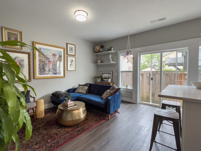 Building Photo - Beautiful 3 bedroom, 2.5 bath home in North Portland! Amazing Modern Kitchen and Great Natural Li...