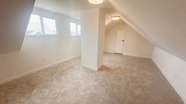 Building Photo - Classic 5bdrm/1.5 bath High St house with ...