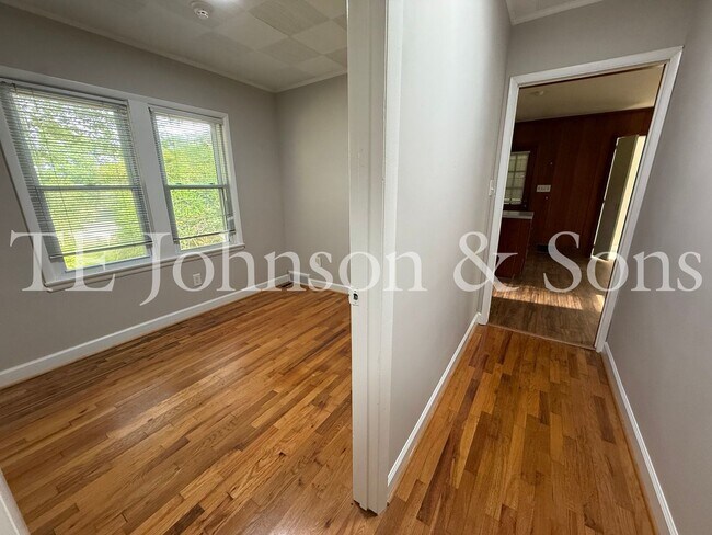 Building Photo - Spacious 3 Bedroom Home with Primary Suite on Main Level and 2-Car Carport