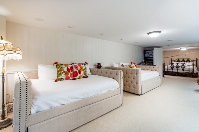 Building Photo - 3 Barclay Sq